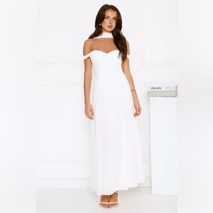 Hello Molly THE STYLE SPOTLIGHT OFF SHOULDER
MAXI DRESS WHITE
